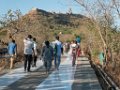 081527 Palitana Op weg naar de tempels