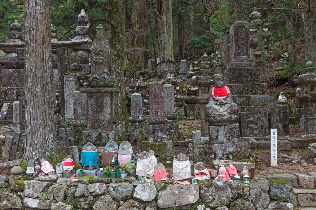 Japan2149 Oku no in Grafstenen.jpg