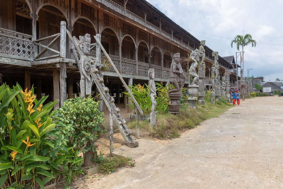 7885 Mahakam rivier Mancong Dayakdorp.jpg