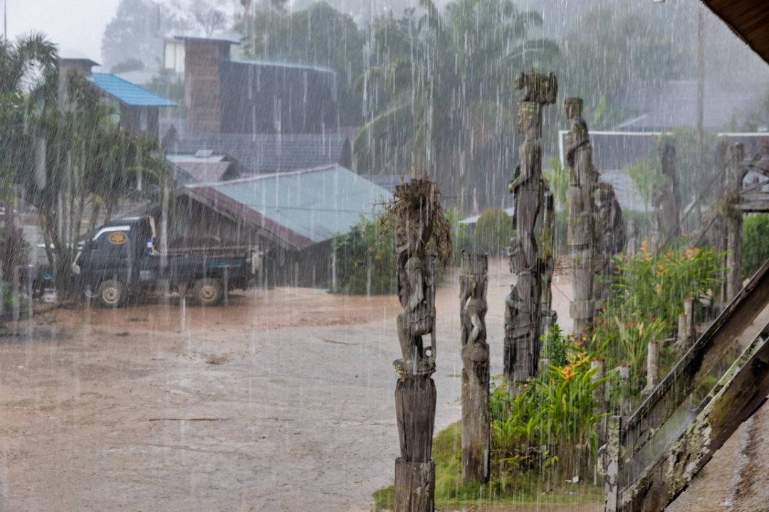 7913 Mahakam rivier Mancong Dayakdorp.jpg