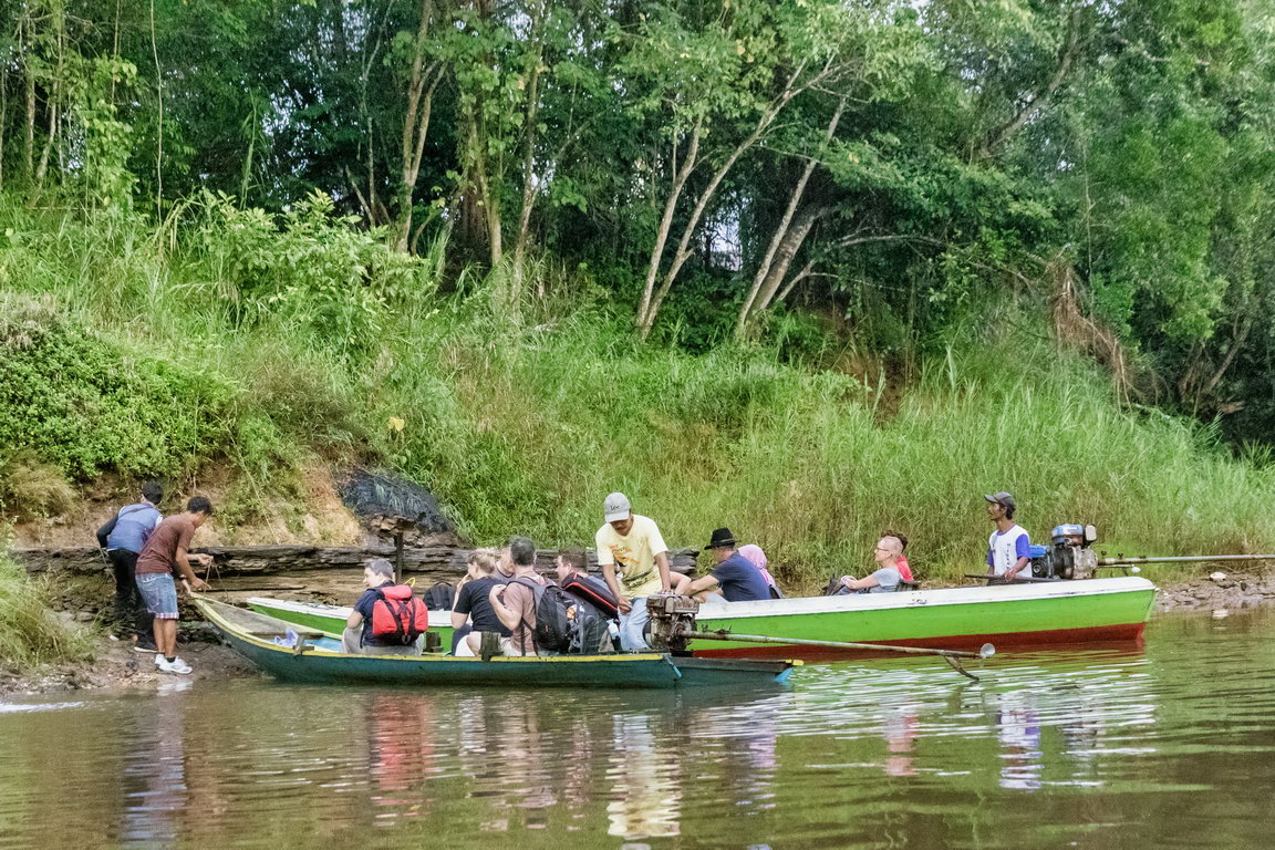 8078 Kutai NP Naar de boten.jpg