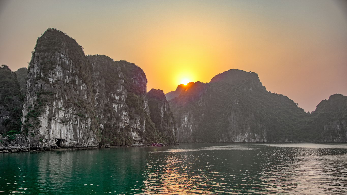 Halong Bay zonsondergang.jpg