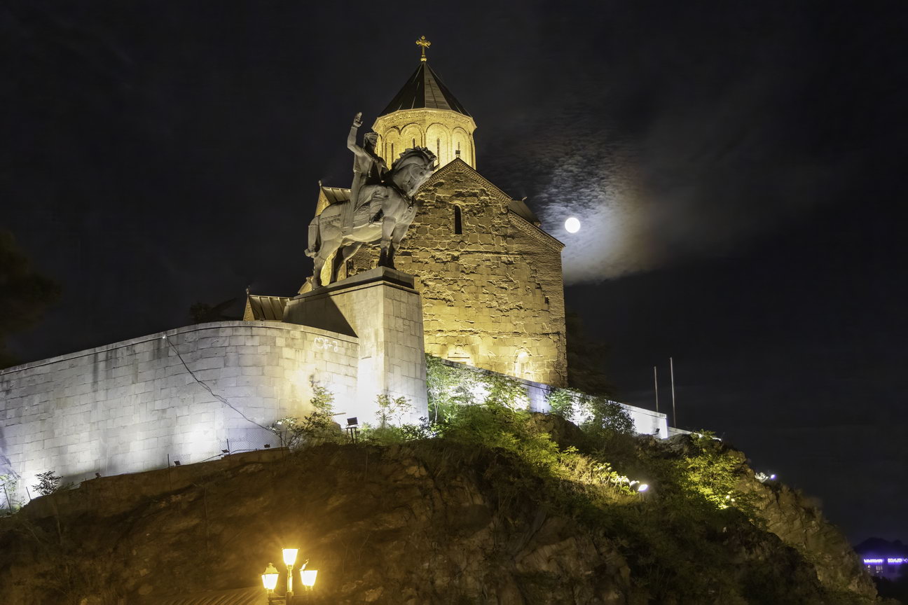 Tbilisi Metekhi kerk.jpg