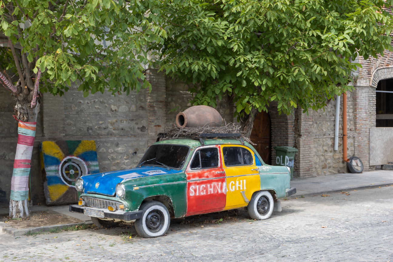 0383 Sighnaghi Oude auto.jpg