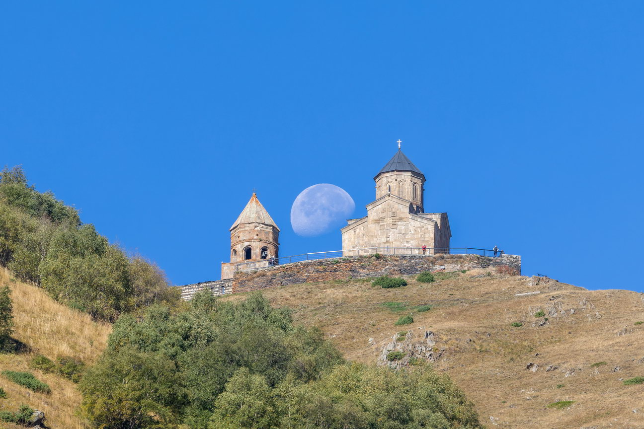 Kazbegi Tsminda Sameba kerk-2.jpg