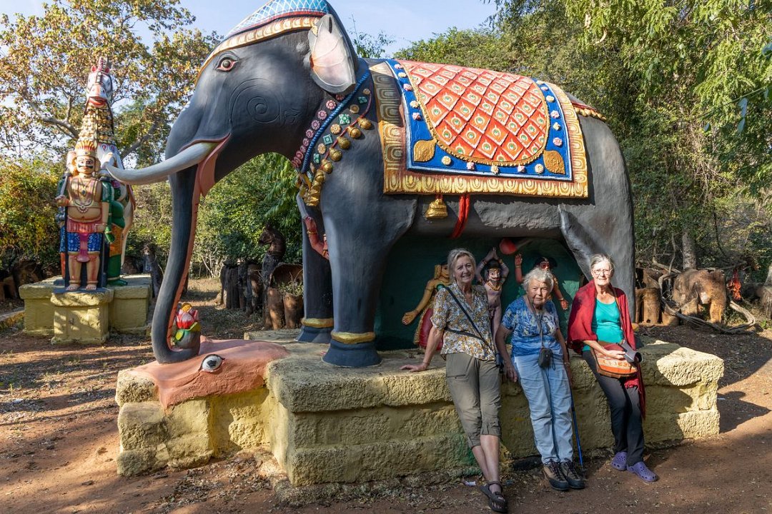 6887 Onderweg Ayyanar paardentempel.jpg