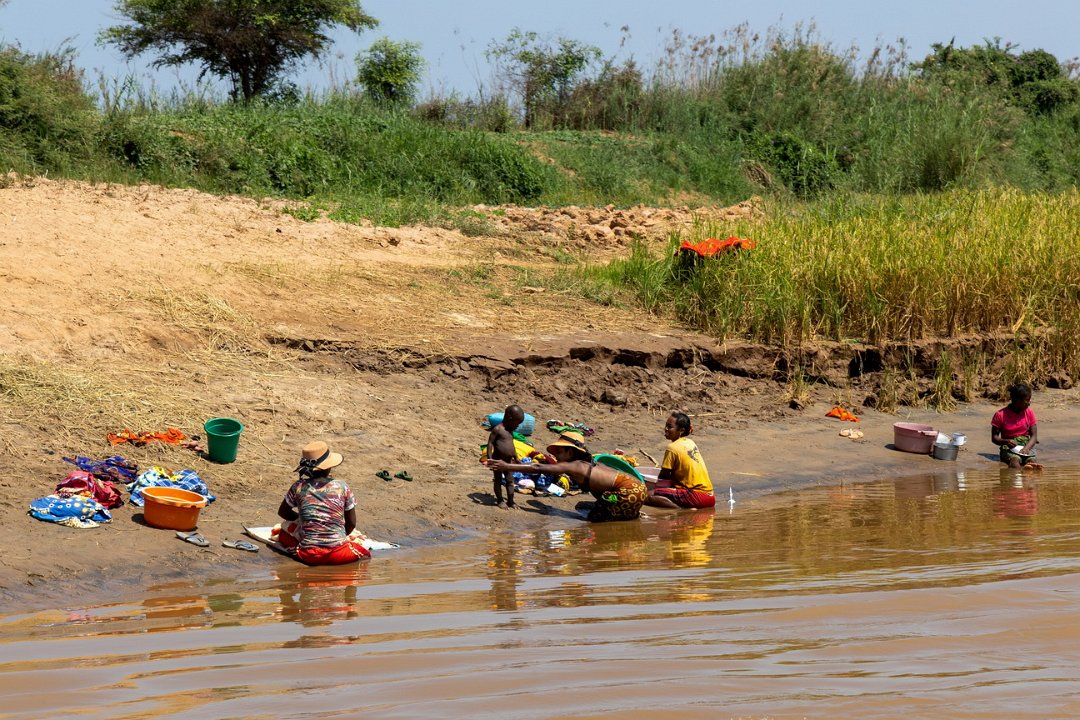 0233 Naar Bekopaka Ferry.jpg
