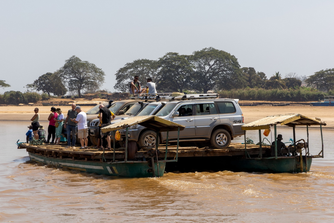0236 Naar Bekopaka Ferry.jpg