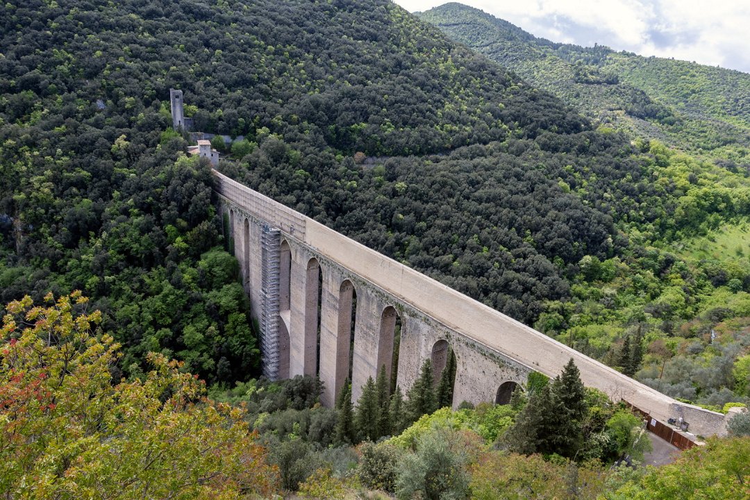 3973 Spoleto Ponte delle Torri.jpg