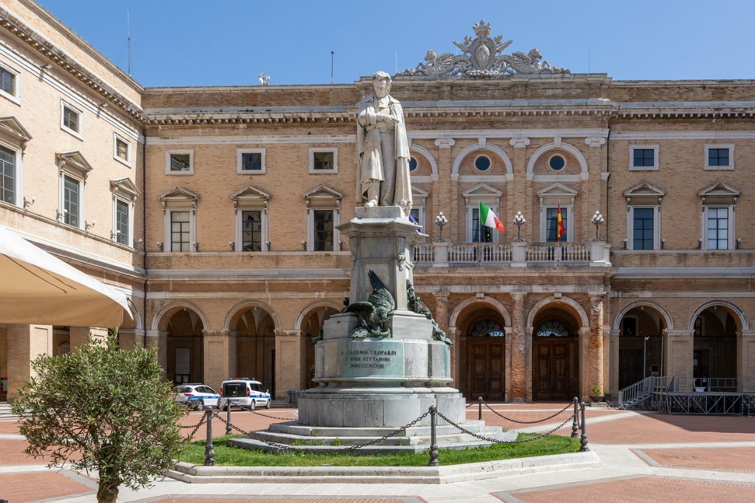 4205 Recanati Piazza Leopardi.jpg