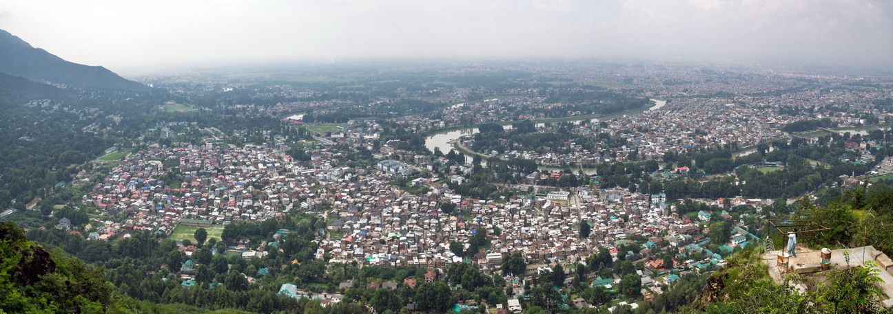 Srinagar uitzicht bij Shankaracharya Tempel.jpg