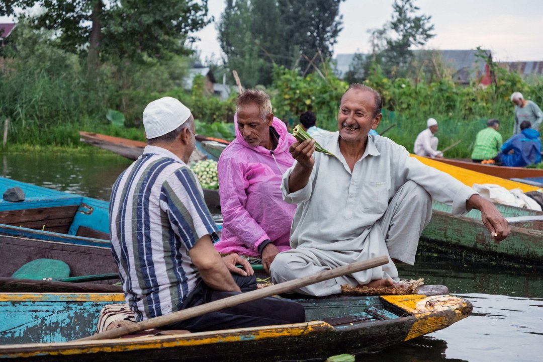 0392 Srinagar Dalmeer drijvende markt.jpg