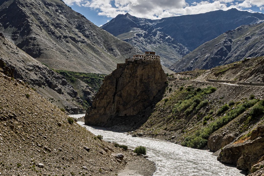 0996 Tussen Purne en Pukthal Bardan Gompa.jpg