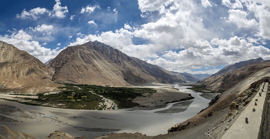 Onderweg Shyok Rivier.jpg