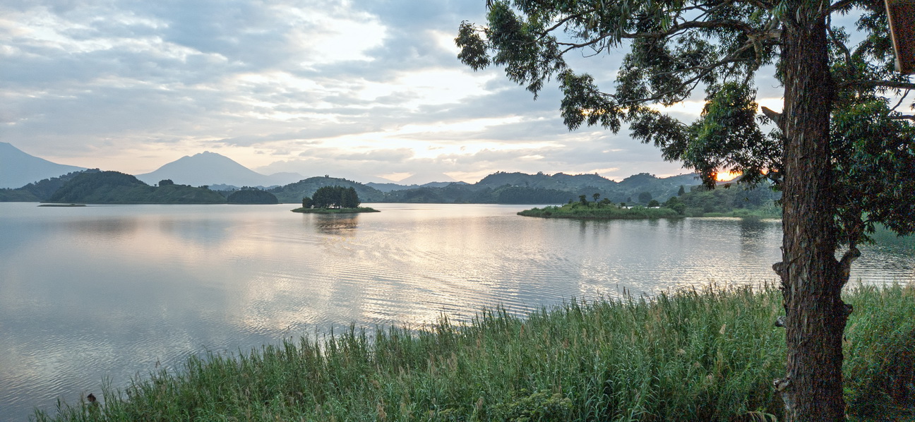 190249 Lake Mutanda Meer.jpg