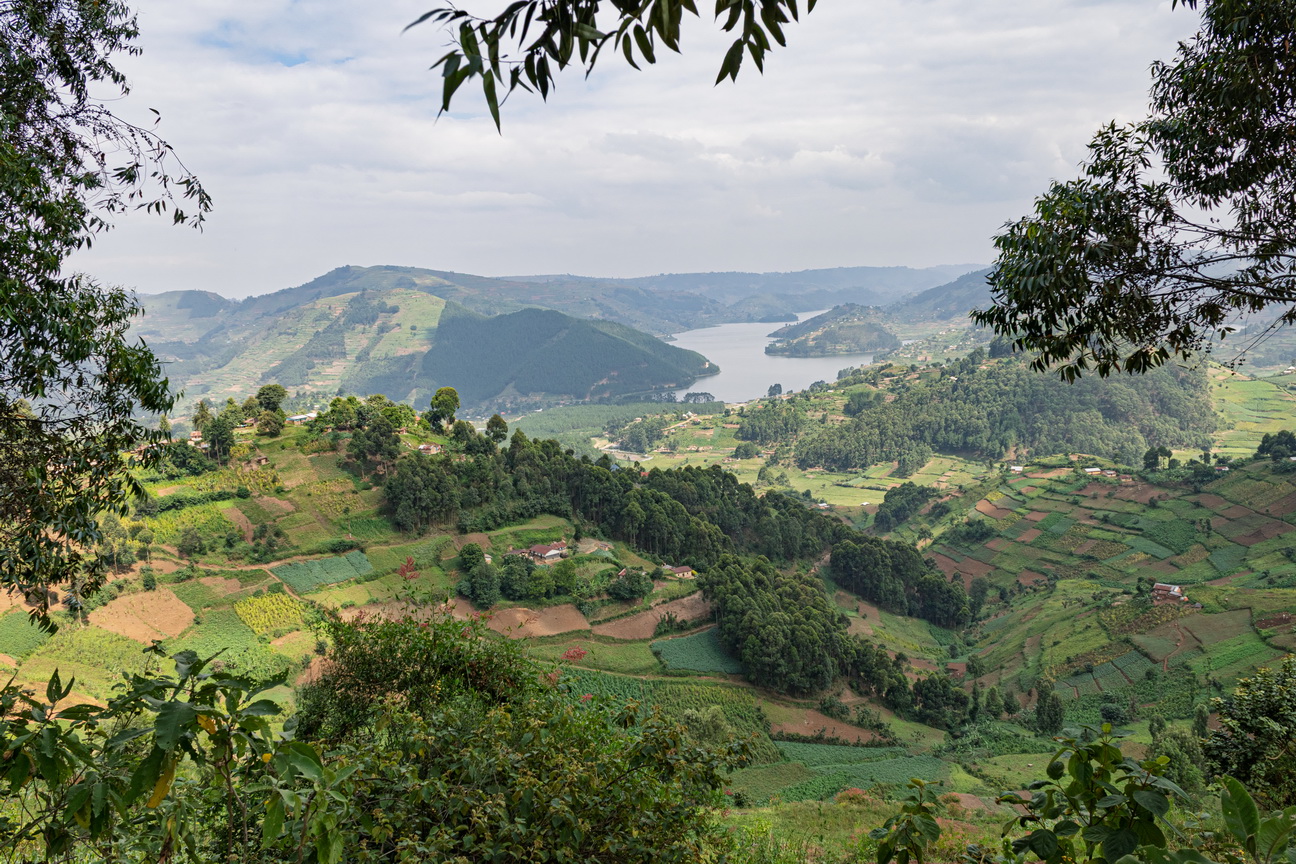 5021 Lake Mutanda Onderweg.jpg