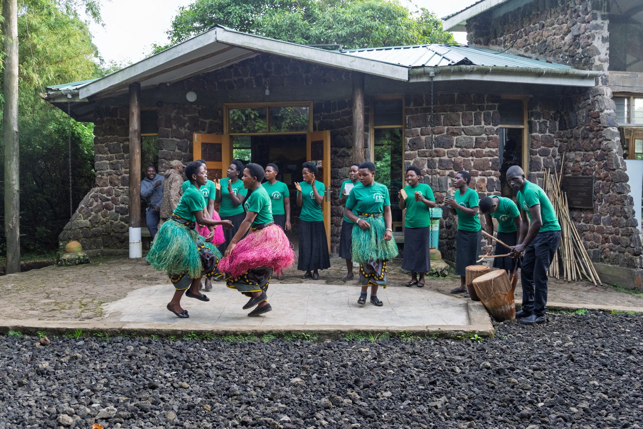 5187 Mgahinga NP Dansgroep.jpg