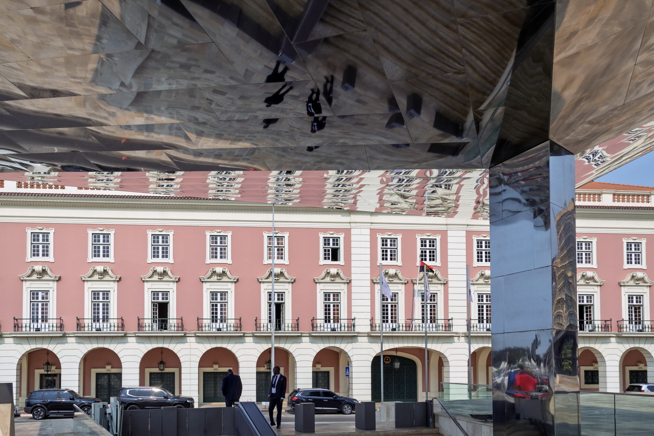 7584 Luanda Bankgebouw.jpg