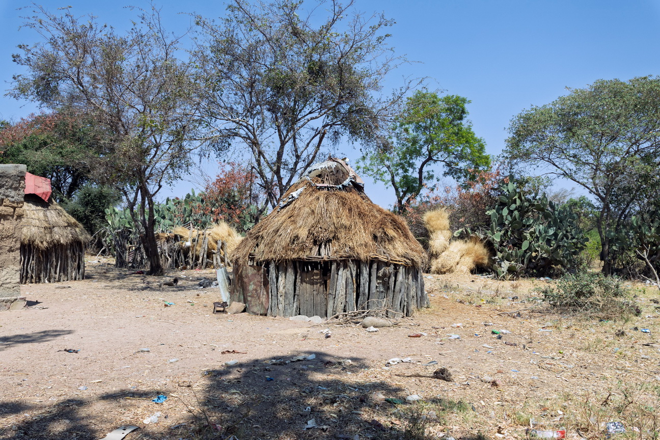 7627 Lubango Mwila dorp.jpg