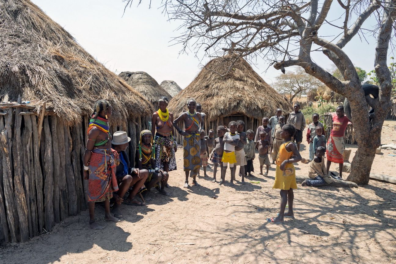 7631 Lubango Mwila dorp.jpg