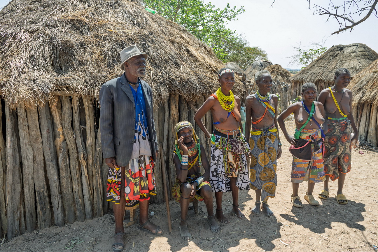 7633 Lubango Mwila dorp.jpg