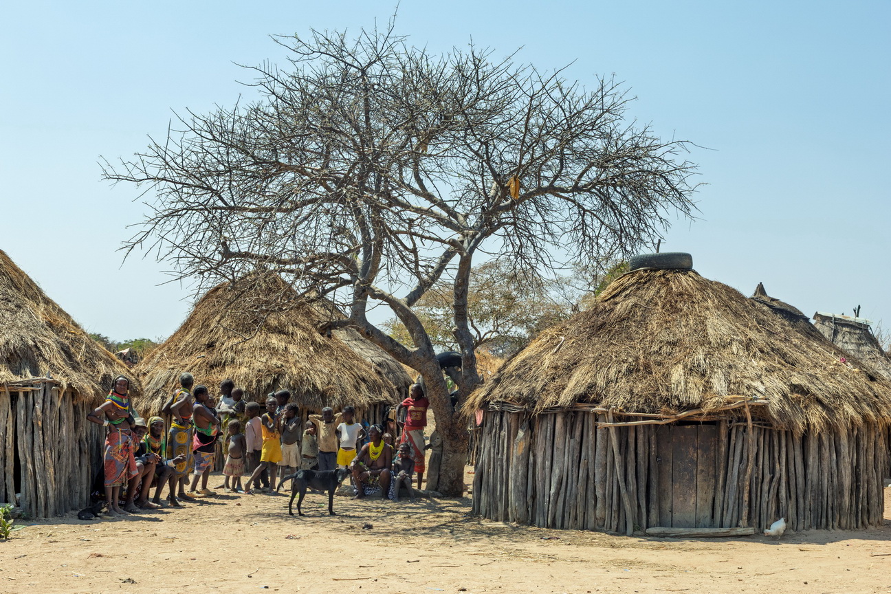7634 Lubango Mwila dorp.jpg