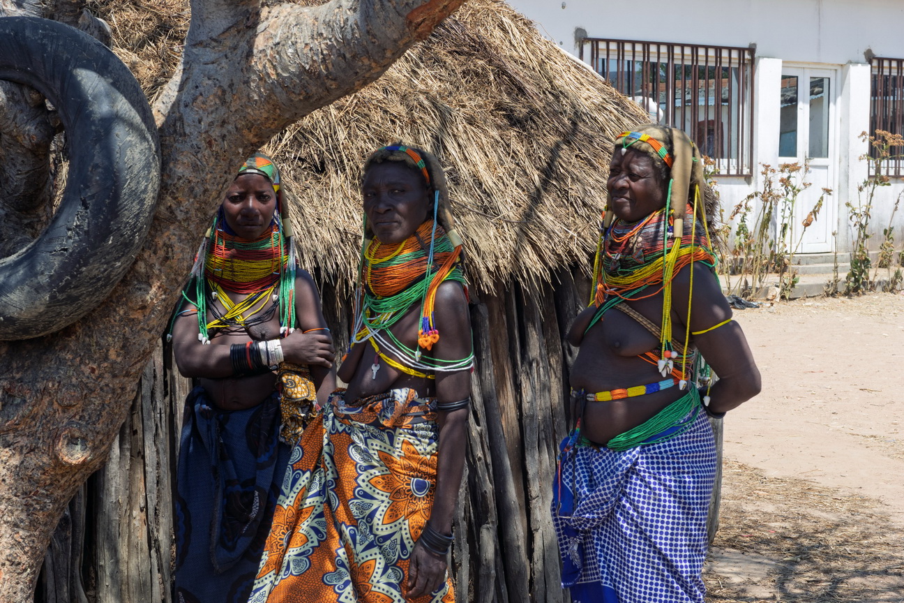 7643 Lubango Mwila dorp.jpg
