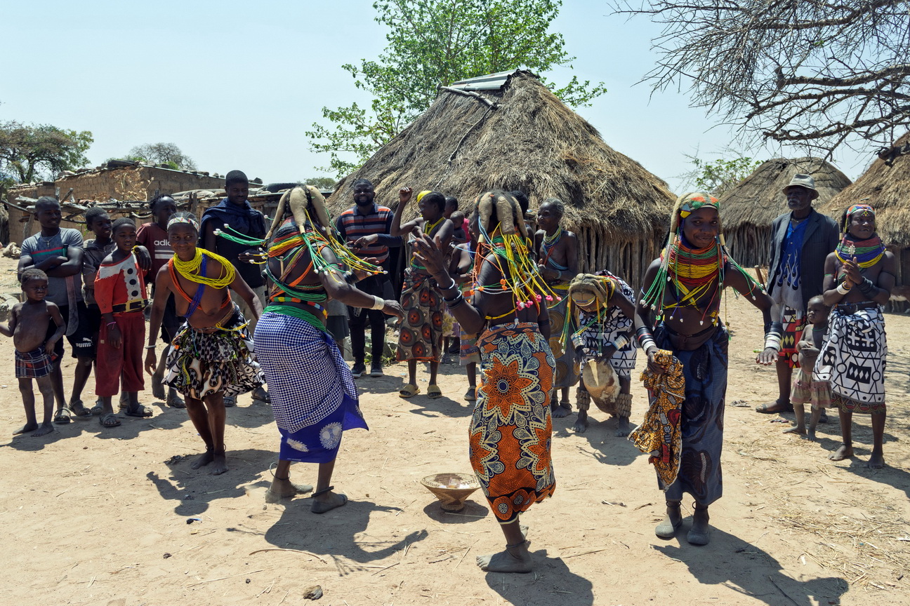 7674 Lubango Mwila dorp.jpg