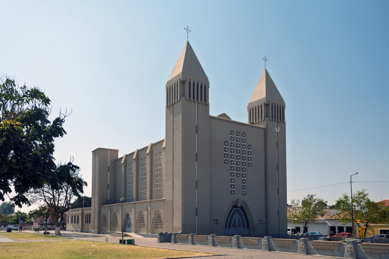 7709 Lubango Kathedraal Sao Jose.jpg
