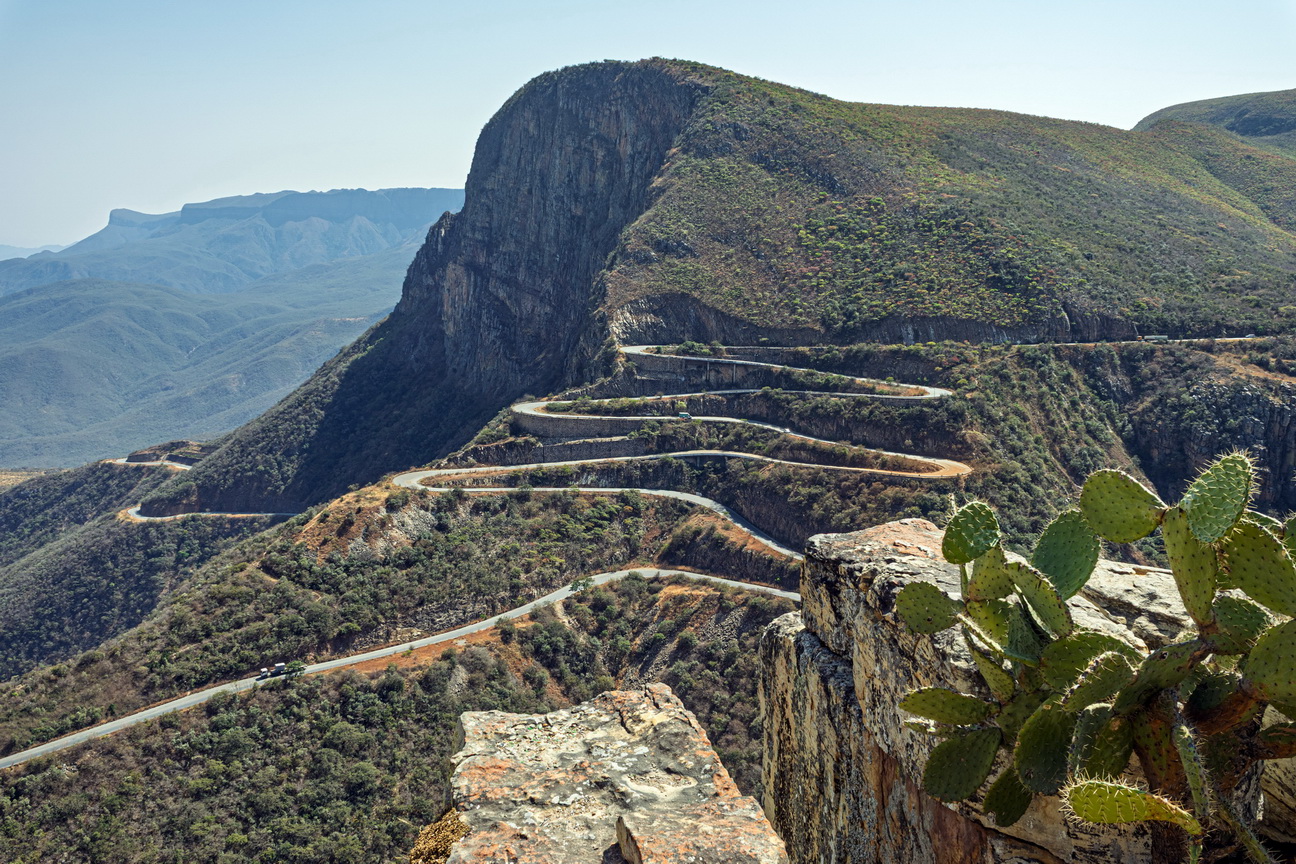 7737 Naar Namibe Serra da Leba.jpg