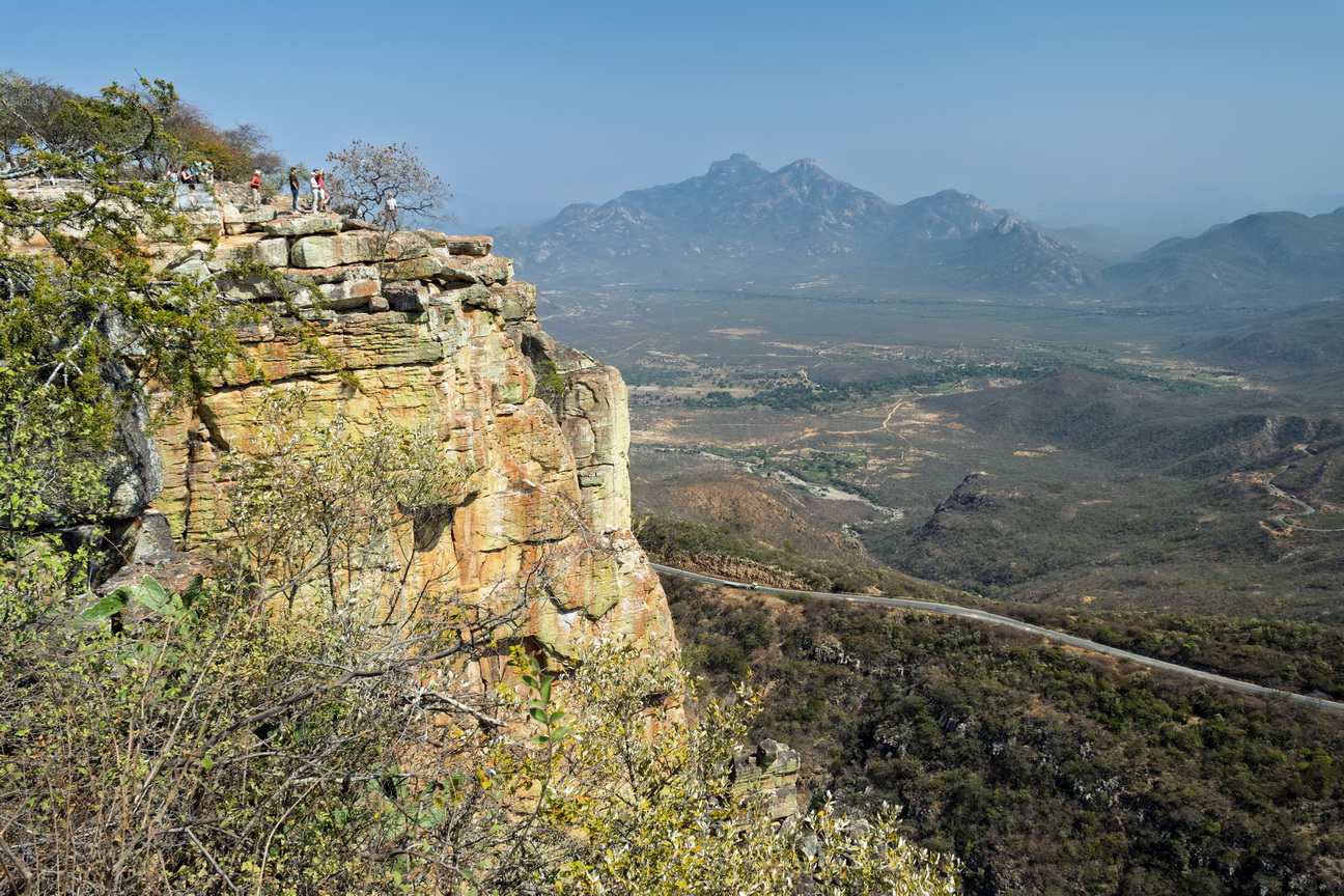 7745 Naar Namibe Serra da Leba.jpg