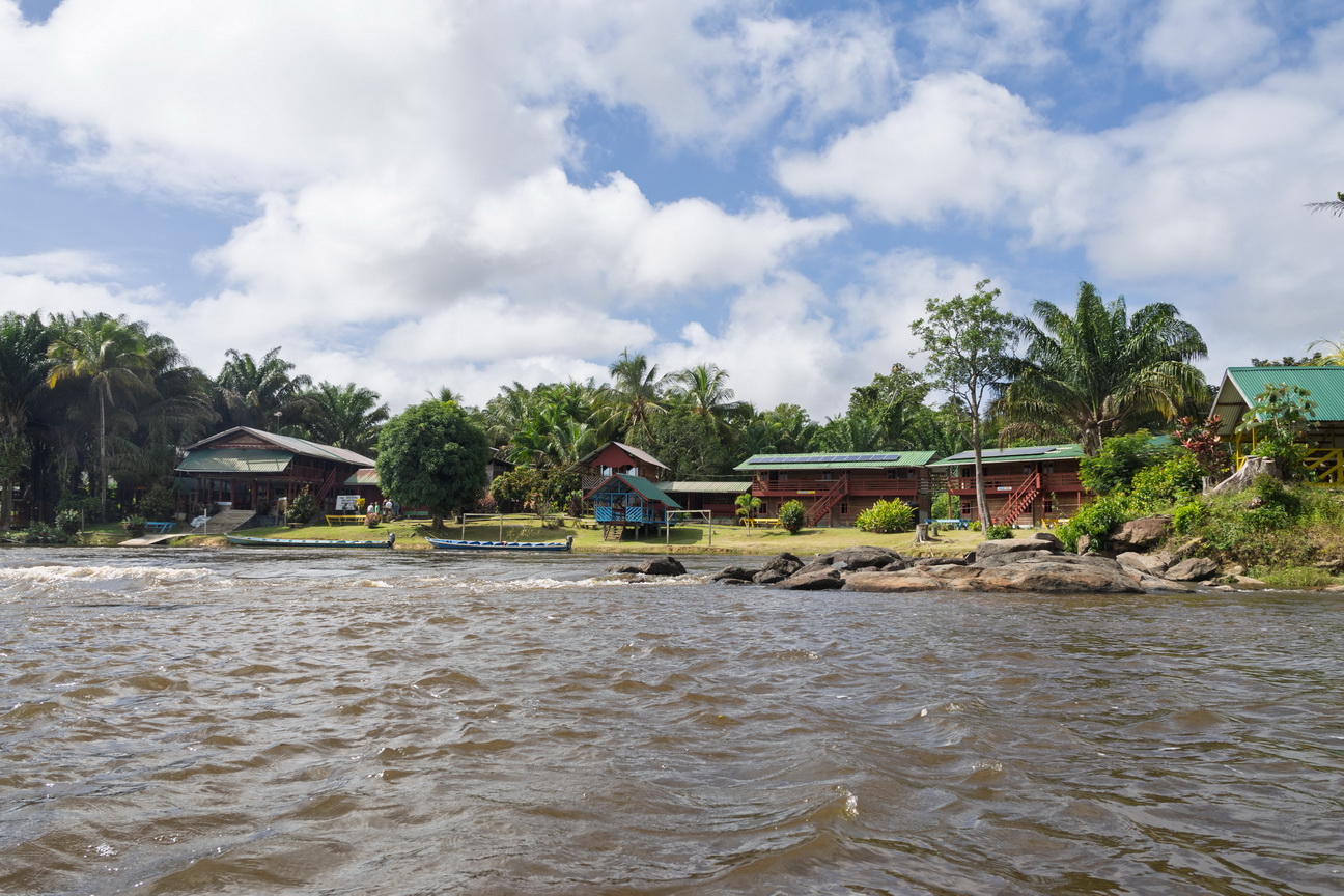 5716 Boven Suriname Menimi Lodge.jpg